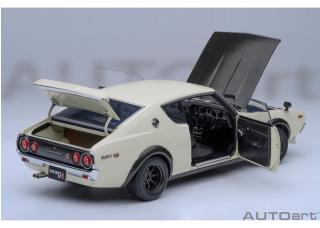 NISSAN SKYLINE 2000 GT-R (KPGC110) TUNED VERSION „CARBON BLACK BONNET“ weiß AUTOart 1:18 Composite